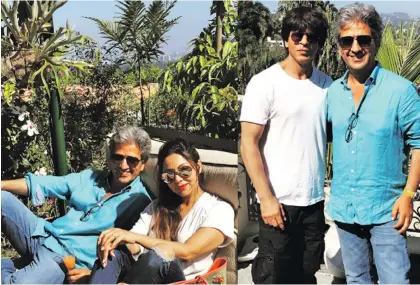  ??  ?? Shah Rukh Khan and Gauri Khan ae pictured with Tony Ashai who lives in America.