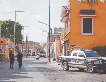  ?? /Fotos: Staff ?? Crimen. El cuerpo de la víctima quedó a un lado del hospital.