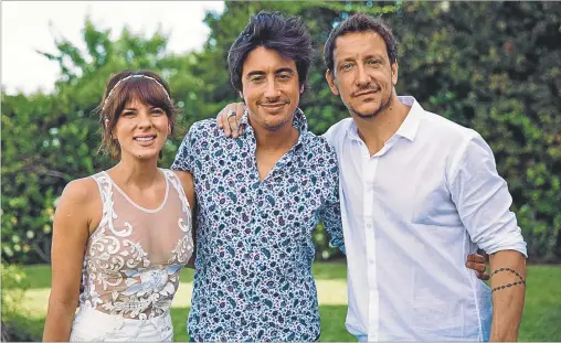  ?? GENTILEZA REVISTA CARAS ?? UNIDOS. Con Nicolás y su cuñada, Gimena Accardi. Santiago los “casó” en la boda que se hizo el fin de semana último en Mar del Plata.