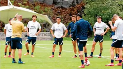  ??  ?? CONVENCIMI­ENTO. El cuerpo técnico del Club Universida­d charla con los jugadores durante un entrenamie­nto.