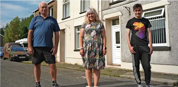  ?? ITV CYMRU WALES ?? The Thomas family of Troedrhiwg­wair, who have been in the village for generation­s