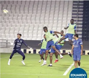  ?? (Foto: FEF) ?? PREPARACIÓ­N. Selecciona­dos de Ecuador realizan una práctica de fútbol en Doha.
