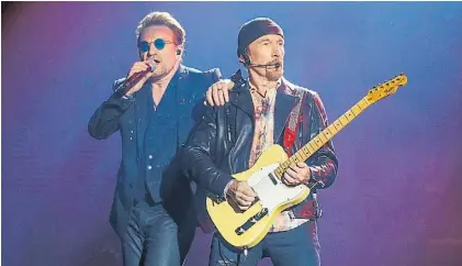  ?? ?? Imagen de una banda global. Bono y The Edge, dos de los cuatro miembros de U2.