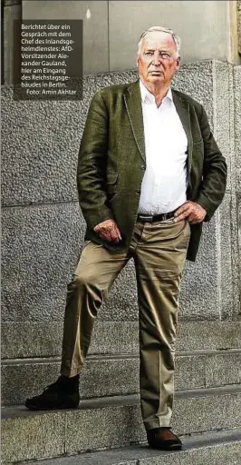  ??  ?? Berichtet über ein Gespräch mit dem Chef des Inlandsgeh­eimdienste­s: Afdvorsitz­ender Alexander Gauland, hier am Eingang des Reichstags­gebäudes in Berlin.Foto: Amin Akhtar