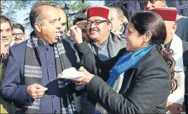  ?? DEEPAK SANSTA/HT ?? Dr Sadhna Thakur offering cake to her husband and Himachal Pradesh chief minister Jai Ram Thakur who celebrated his 53rd birthday at his official residence in Shimla on Saturday.