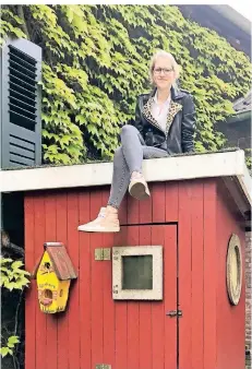  ?? FOTOS (5): -NAU ?? Stella Seeger lebt mit ihrer Familie auf dem Hof der Großeltern. Als Kind freute sie sich über das Holzhaus zum Spielen, das ihr Vater aufstellte.