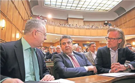  ?? FOTO: DPA ?? Sigmar Gabriel (M.) zwischen Michael Hoch (l.), Rektor der Universitä­t Bonn, und Politikwis­senschaftl­er Volker Kronenberg.