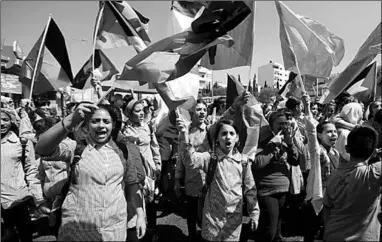  ??  ?? Palestijns­e schoolkind­eren protestere­n tegen de beslissing van de VS om de geldkraan dicht te draaien.(Foto: Reuters)