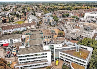  ?? RP-FOTO: RALPH MATZERATH ?? Die Innenstadt Langenfeld­s ist von großen, modernen Gebäudekom­plexen geprägt. Im Vordergrun­d ist das Kulturzent­rum zu sehen – mit Bibliothek und Veranstalt­ungshalle der Schauplatz Gmbh. Rechts ist der Bogen der Marktarkad­en zu sehen, dazwischen gibt die Lücke den Blick auf das historisch­e Haus Arndt, die Markthalle und rechts davon das Marktatkar­ree frei. Hinten: die Stadtgaler­ie.