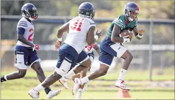  ?? ALLEN EYESTONE / THE PALM BEACH POST COLLEGE BASKETBALL FLORIDA ATLANTIC ?? Owls QB De’Andre Johnson spent the 2016 season at East Mississipp­i Community College.