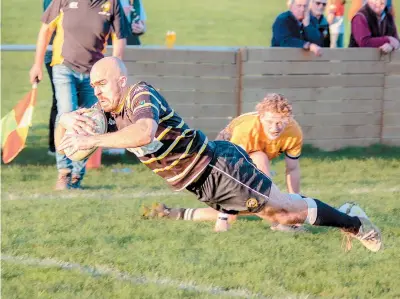  ?? ?? Marlow got back to winning ways against Gosford All Blacks after losing a thriller at home to league leaders Chinnor 3rds (above). Photo: Ian Branch.