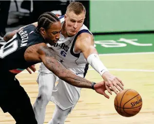  ?? Kin Man Hui / Staff photograph­er ?? DeMar DeRozan battles Dallas’ Kristaps Porzingis for a loose ball in the Mavs’ 122-117 win Friday. The Spurs trailed by 18 early but fought back to make it a one-possession game in the final minute.