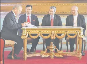  ??  ?? Mario Ferreiro, Silvio Ovelar, Abdo Benítez y Edmundo Valenzuela ayer durante un acto en Palacio de López.
