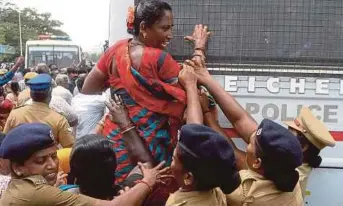  ??  ?? PENUNJUK perasaan ditarik polis ketika membantah pembunuhan peserta
demonstras­i di Tuticorin, Chennai, India. - AFP