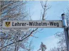  ?? FOTO: WALTER HAAS ?? Dieses Schild in Gauger-Nähe weist auf den Trossinger Heimatfors­cher hin.