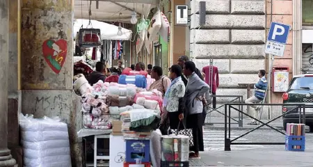  ??  ?? Ambulanti Sotto e davanti ai portici ormai si vende di tutto: i banchetti sono ovunque (Lapresse). A destra, la strada dell’ultima violenza (Proto)