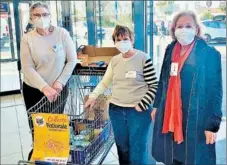  ??  ?? Les bénévoles ont établi la collecte au supermarch­é de Lidl de la ville.