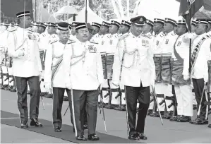  ??  ?? TUANKU Muhriz memeriksa kawalan kehormatan dari 71 Regimen Semboyan Diraja, Kem Perdana Sungai Besi pada Istiadat Pengurniaa­n Darjah Kebesaran, Bintang dan Pingat sempena Hari Keputeraan ke-71 baginda di Istana Besar Seri Menanti pad Isnin. -Gambar Bernama