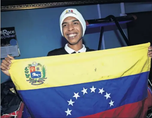  ??  ?? ORGULLOSO. Pese a ser descalific­ado en una prueba (por caídas como las que se ven a la derecha) y quedar último en otra, Adrián Solano luce con alegría la bandera de Venezuela.