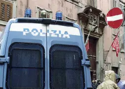  ??  ?? Presidio La polizia ieri mattina è intervenut­a in forze in via Giulia davanti al Virgilio