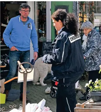  ?? FOTO: MOLL (ARCHIV) ?? Am 18. März ging alles schnell: Rade machte dicht. Armin Werker hatte noch einen Tisch vor seine Tür gestellt und seine Kunden bedient. Damit war kurz nach Mittag Schluss, das Ordungsamt rückte mit der Verfügung an.