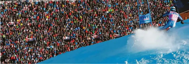  ?? Foto: Getty Images ?? 30 000 Zuschauer kamen zum Slalom nach Adelboden. Als dann auch noch der Schweizer Daniel Yule gewann, war die Begeisteru­ng riesig. Ganz anders sieht es in Deutschlan­d und Österreich aus.