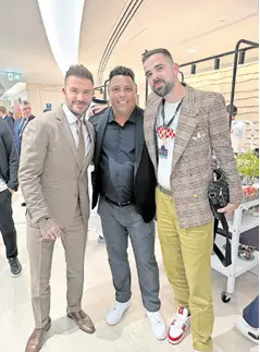  ?? ?? Tornjevi u Kataru u bojama hrvatske zastave (gore lijevo). Omar tijekom sportskih natjecanja u lokalnoj odjeći s hrvatskim nacionalni­m bojama (gore desno). Omar sa suprugom Južnoafrik­ankom Nabilom Harron, koju je upoznao u Kataru (dolje lijevo). Omar s Davidom Beckhamom i brazilskim Ronaldom (dolje desno)