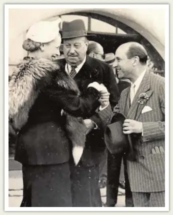  ??  ?? Vida social. Tomás Ybarra Lasso de Vega, Evita Perón y Ramón Beamonte, en el Hipódromo de la Zarzuela (Madrid), en 1947