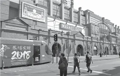  ?? TATANG MAHARDIKA/JAWA POS ?? SIMBOL KERUKUNAN: Suasana di depan Paddy’s Market, Sydney (13/3). Di pasar ini pedagang dan pembeli dari berbagai negara bertemu.