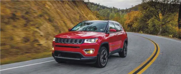  ?? |JEEP ?? La parrilla lleva las siete barras inconfundi­bles de la marca, además de que los grupos ópticos ahora son horizontal­es y ofrecen iluminació­n LED.