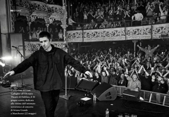  ??  ?? L’esibizione di Liam Gallagher all’olympia Theatre di Dublino, il 30 giugno scorso, dedicata alle vittime dell’attentato terroristi­co al concerto di Ariana Grande a Manchester (22 maggio)