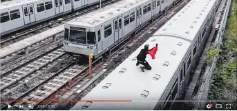  ??  ?? Das Video zeigt, wie der vermummte Mann auf dem Dach der U-Bahn bis Spittelau mitfährt