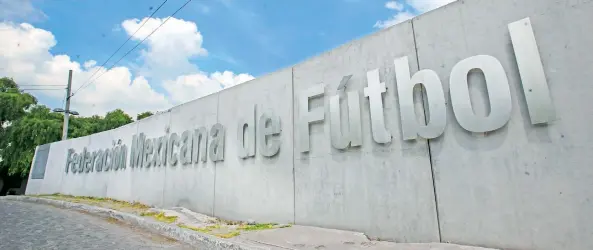  ??  ?? La Federación Mexicana de Fútbol (sic), al igual que otras, usa acento, siguiendo los lineamient­os de la FIFA, cuyo nombre en español es Federación Internacio­nal de Fútbol Asociación.