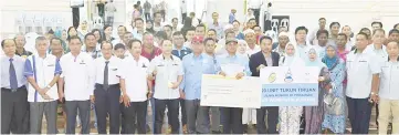  ??  ?? Yahya (red cap) with members of the fishing community at Dewan Sri Putatan yesterday.