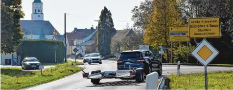  ?? Foto: Veh ?? An den Donaualthe­imer Ortseingän­gen soll langsamer gefahren werden. Bald wird es hier eine abknickend­e Vorfahrt in Richtung Georg Graf Straße (rechts) geben.