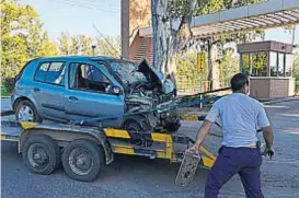  ?? (RAMIRO PEREYRA) ?? Frontal. La colisión del Clio cegó la vida de dos hombres.