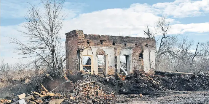  ?? Foto: Imago / Andriy Andriyenko ?? Im Zuge des Angriffskr­iegs Russlands gegen die Ukraine wurden unzählige Häuser zerstört, deren Wiederaufb­au Jahrzehnte dauern wird. Im Bild: die Ruinen eines historisch­en Gebäudes in Orichiw.