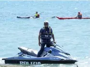  ?? (foto economica) ?? I controlli a Ostia sono venuti anche dal mare: ecco un agente di Polizia con la moto d’acqua, vicino alla battigia
Imago