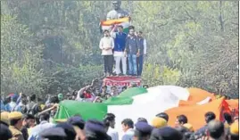  ?? BURHAAN KINU/HT ?? ABVP members march with a 180footlon­g Tricolour in DU’s North Campus on Monday.