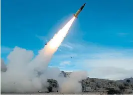  ?? AP ?? En acción. Un misil ATACMS en el momento de su lanzamient­o.