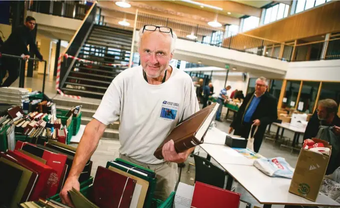  ?? FOTO: JAN ESPEN THORVILDSE­N ?? FORNØYD: Leder i Grimstad Filatelist­klubb, Ulf Vennesland, er fornøyd med omsetninge­n på helgens frimerkeau­ksjon.