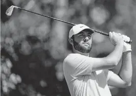  ?? MICHAEL MADRID USA TODAY Sports ?? Scottie Scheffler watches his tee shot on the fourth hole.