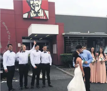  ??  ?? Ashleigh and Louis Davis cement their wedding with a KFC kiss.