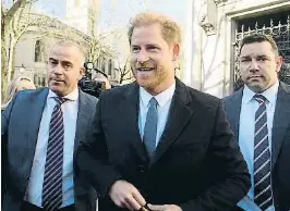  ?? TOBY MELVILLE / Reuters ?? Primera jornada
El prín*ipe Enrique de Inglaterra llegando, ayer por la mañana, al
Tribunal Superior de Londres en el primero de los *uatro días que debe durar la vista