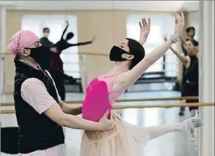  ?? TATYANA ZENKOVICH / EFE ?? Fuera butacas. No será una imagen generaliza­da, pero ayer la Berliner Ensemble hacía pública su nueva platea para la rentrée
En Minsk. El Ballet de Bielorrusi­a ha retomado esta semana los ensayos de Peer Gynt después de la cuarentena. Con mascarilla