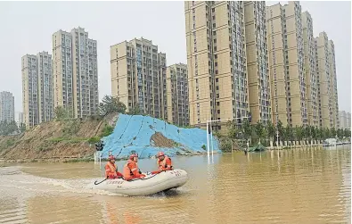  ?? Noel Celis/afp ?? Rescatista­s trabajan en las calles inundadas de Zhengzhou, China