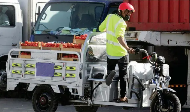  ??  ?? ↑
A worker prepares to deliver tomatoes. John Varughese/ Gulf Today