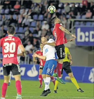  ??  ?? IGUALADO. En la última coincidenc­ia, el Albacete mantuvo la categoría gracias a su empate en la Isla.