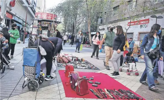  ?? ?? Con el término de las cuarentena­s las calles de Santiago volvieron a inundarse de comercio ambulante.