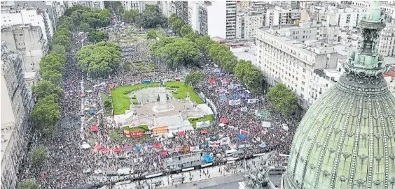  ?? MATÍAS ARRASCOYTA ?? Hacia el Congreso. Las agrupacion­es colmaron las calles. Reclamaron por la pobreza. “Las ollas están vacías”, se leía.